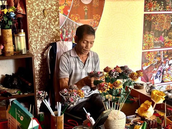 Sự tỉ mỉ khi làm từng bông hoa giấy.