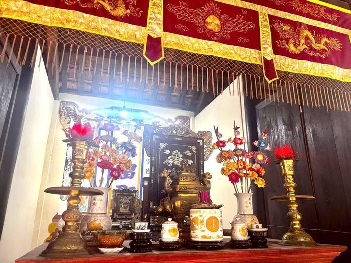 Hoa giấy Thanh Tiên được dùng trang trí trên bàn thờ gia tiên.