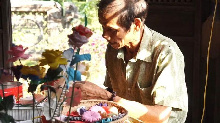 Ông Trần Phú (60 tuổi) - người gắn bó với nghề làm hoa giấy Thanh Tiên hơn 45 năm.