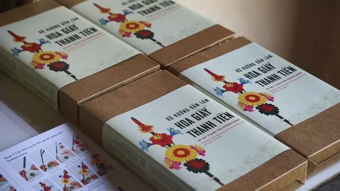 Bộ hướng dẫn làm hoa giấy Thanh Tiên được 1 doanh nghiệp hợp tác cùng các nghệ nhân làng hoa giấy Thanh Tiên nghiên cứu và phát hành.