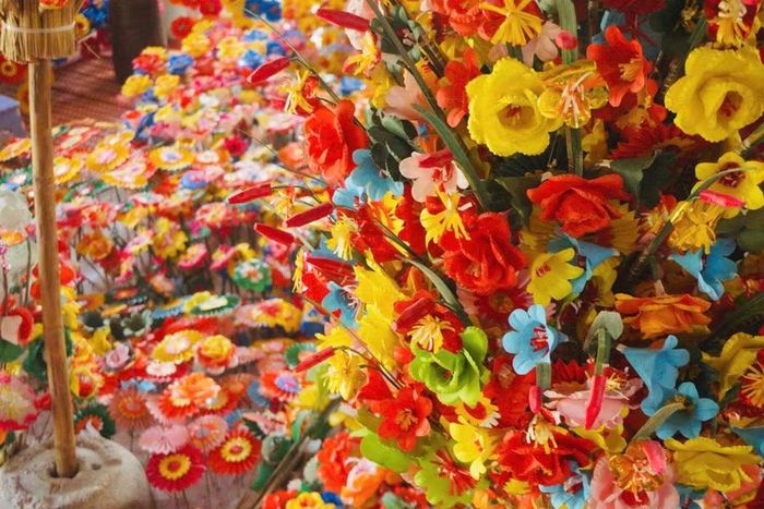 Hoa giấy Thanh Tiên (Huế) còn được gọi là hoa giấy thờ cúng hay hoa giấy tín ngưỡng.
