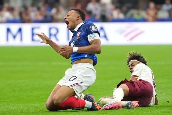 Lamine Yamal xoạc bóng trúng chân Kylian Mbappe ở phút 77 nhưng không phải nhận thẻ vàng. Ảnh: AP.