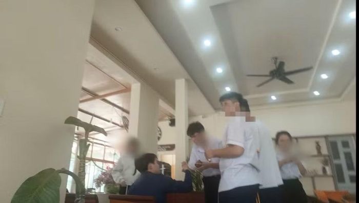 Các nam sinh mặc đồng phục thay nhau châm thuốc lá (Ảnh: Cắt từ clip)
