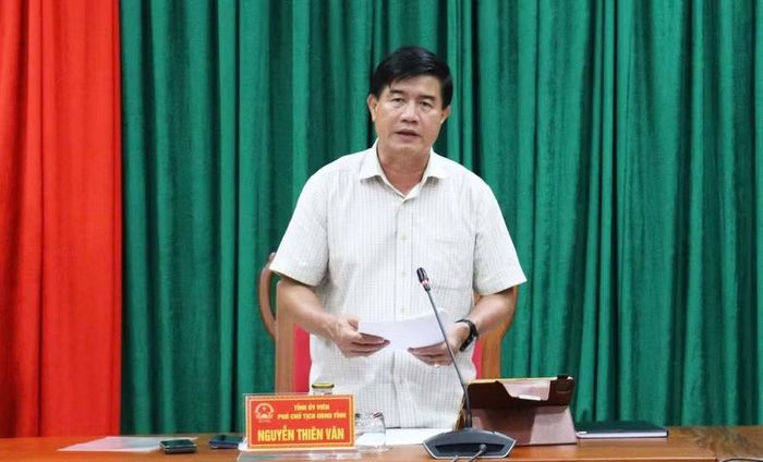 Ông Nguyễn Thiên Văn - Phó Chủ tịch UBND tỉnh phát biểu tại cuộc họp. (Ảnh: CTT)