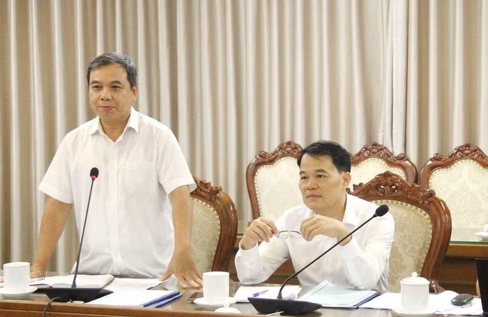 Ông Hoàng Đức Minh - Vụ trưởng Vụ Học sinh, Sinh viên (Bộ GD&ĐT) trao đổi tại cuộc họp.