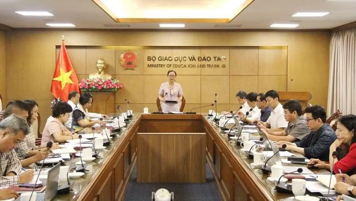 Thứ trưởng Bộ GD&ĐT Nguyễn Thị Quyên Thanh phát biểu tại cuộc họp.