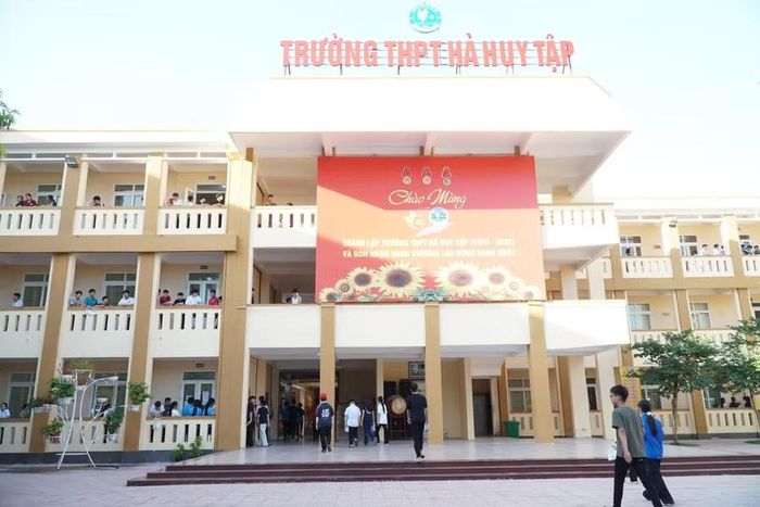 Theo hướng dẫn của Sở GD&amp;ĐT Nghệ An, nếu một cấp học có từ hai trường trở lên thì phải sáp nhập ít nhất một trường, kể cả khi các trường đều đạt quy mô theo quy định. Ảnh: Hồ Lài