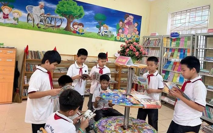 Các em học sinh hăng say đọc sách tại Thư viện nhà trường.