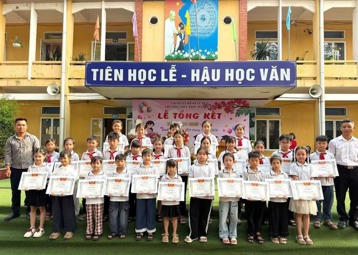 Trao thưởng cho cho các em học sinh đạt thành tích cao trong năm học 2025 - 2026.