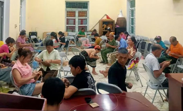 Người dân xã Trung Lý (Thanh Hóa) tham gia lớp học nghề mây tre đan.