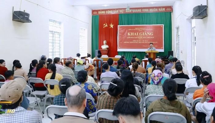 UBND xã Trung Lý tổ chức Khai giảng lớp dạy nghề mây tre đan cho người dân.