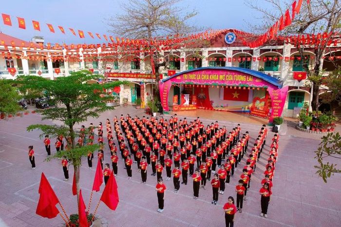Trường Tiểu học Trần Thành Ngọ trong giờ chào cờ đầu tháng.