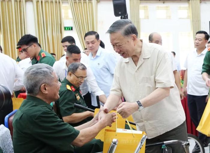 Tổng Bí thư, Chủ tịch nước Tô Lâm thăm hỏi, tặng quà các thương binh.