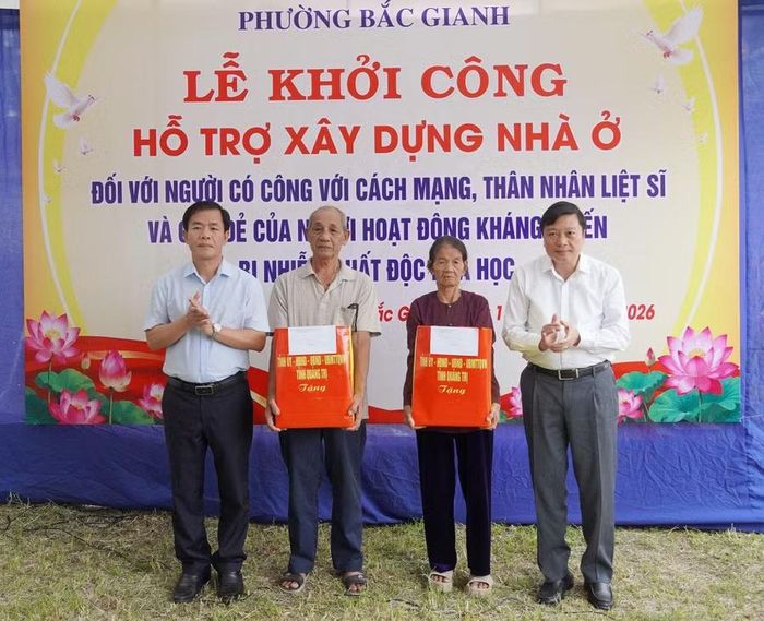 Ông Nguyễn Văn Phương, Bí thư Tỉnh ủy Quảng Trị; ông Lê Hồng Vinh, Phó Bí thư Tỉnh ủy, Chủ tịch UBND tỉnh Quảng Trị tặng quà cho người có công với cách mạng.