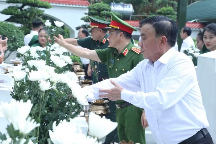 Thường trực Ban Bí thư Trần Cẩm Tú dâng hoa tại phần mộ các liệt sĩ.