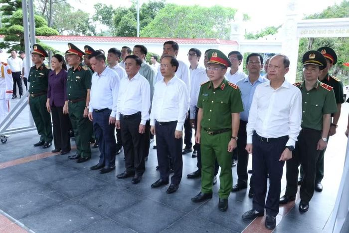 Thường trực Ban Bí thư Trần Cẩm Tú và đoàn công tác dâng hoa, dâng hương tại Ngã ba Đồng Lộc.