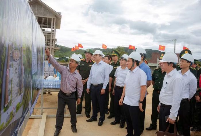 Chủ đầu tư Trường phổ thông nội trú liên cấp Tiểu học và Trung học cơ sở xã A Lưới 4 báo cáo tiến độ dự án trước Phó Thủ tướng.