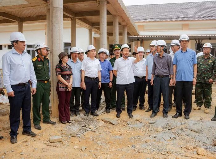 Phó Thủ tướng trao đổi với các đơn vị và chỉ đạo các chủ đầu tư dự án.