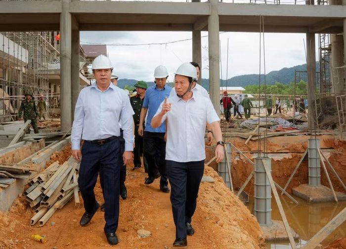 Phó Thủ tướng Lê Tiến Châu và ông Nguyễn Khắc Toàn, Chủ tịch UBND TP Huế tại dự án xây dựng Trường phổ thông nội trú liên cấp cho các xã biên giới.