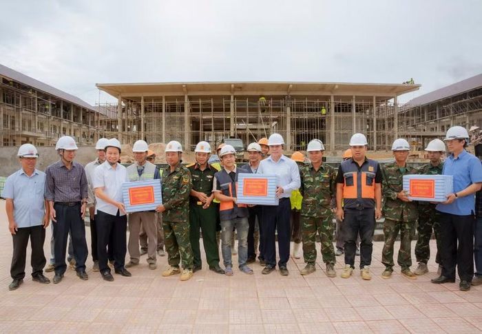 Phó Thủ tướng Lê Tiến Châu cùng đoàn công tác tặng quà động viên các đơn vị thi công Dự án Trường phổ thông nội trú liên cấp Tiểu học và THCS xã A Lưới 3 và Trường phổ thông nội trú liên cấp Tiểu học và THCS xã A Lưới 4.