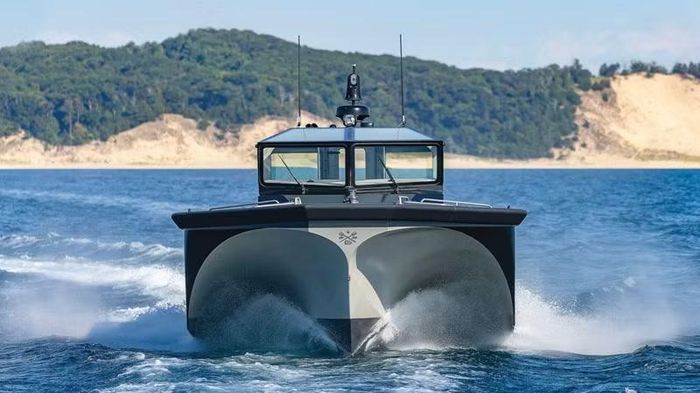 Tàu Minerva thuộc dòng M-Hull làm bằng sợi carbon của Ghostworks, mang theo hệ thống MRLN.