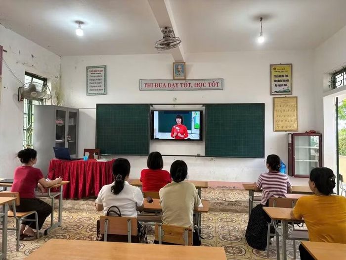 Giáo viên Trường Tiểu học Trần Kim Xuyến tham gia tập huấn sử dụng sách giáo khoa thống nhất trong toàn quốc chuẩn bị cho năm học mới.