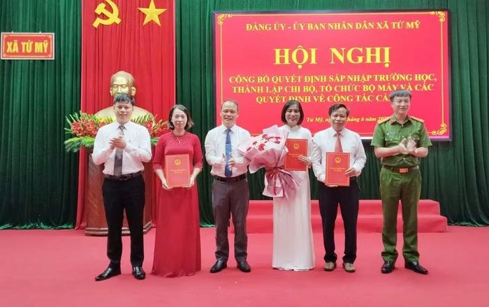 UBND xã Tứ Mỹ trao quyết định bổ nhiệm Hiệu trưởng, Phó Hiệu trưởng trường Tiểu học Trần Kim Xuyến sau sáp nhập.