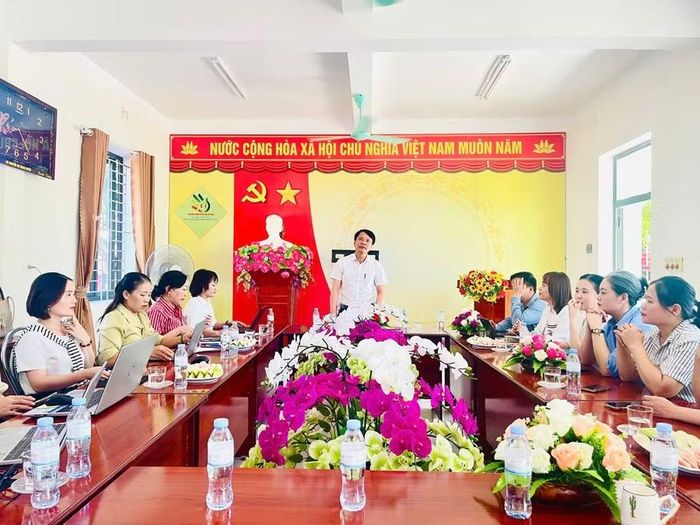 UBND xã Cẩm Bình tổ chức bàn giao, tiếp nhận Trường Mầm non Đặng Văn Kiều cho Ban Giám hiệu sau khi hoàn thành sáp nhập.
