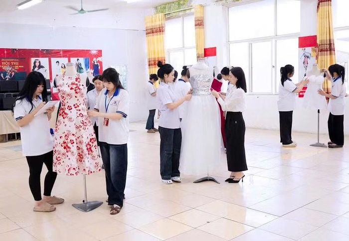 Sinh viên ngành Thiết kế thời trang (Trường Cao đẳng Công nghiệp Hưng Yên) trong giờ thực hành. Ảnh: NTCC
