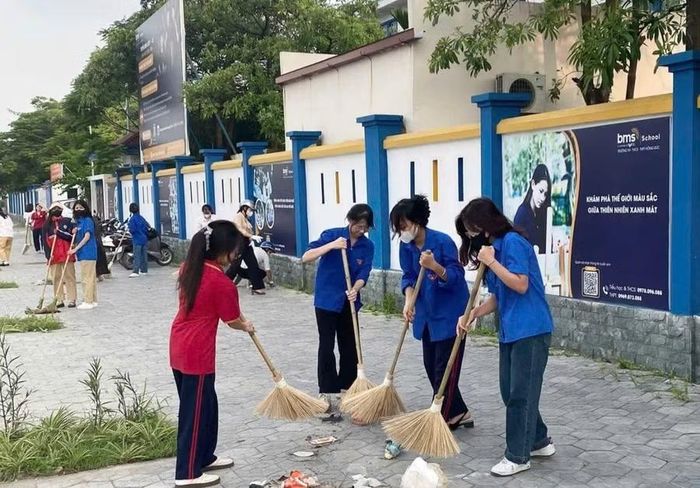Đoàn Thanh niên Trường Tiểu học, THCS và THPT Hồng Đức tham gia hoạt động "Thứ 6 vì Mỹ Hào - Xanh - Sạch - Đẹp".