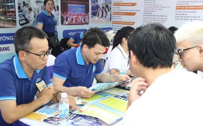 Hoạt động tư vấn tuyển sinh của Trường Đại học Mỏ - Địa chất tại Ngày hội tư vấn lựa chọn nguyện vọng xét tuyển.