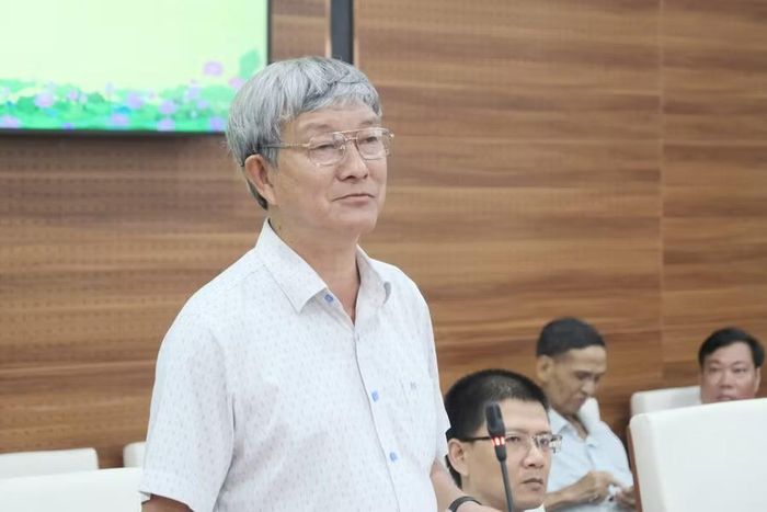 Ông Lê Đình Thuần, Phó Giám đốc Sở GD&ĐT tỉnh Khánh Hòa trả lời các câu hỏi của phóng viên tại buổi họp báo.