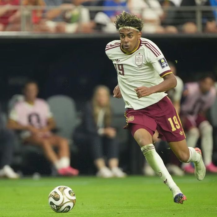 Lamine Yamal góp công mang về quả phạt đền, giúp Tây Ban Nha giành quyền vào chung kết World Cup 2026. Ảnh: Getty.