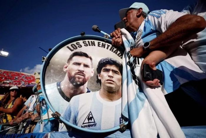 Một CĐV Argentina mang chiếc trống in hình Lionel Messi và cố huyền thoại Diego Maradona trước cuộc đối đầu với tuyển Anh. Ảnh: Reuters.