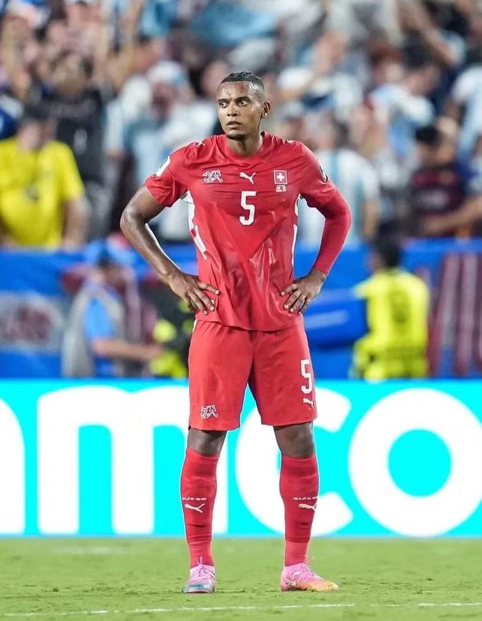 Hậu vệ Manuel Akanji có nguy cơ bị xử phạt sau khi cho rằng Thụy Sĩ chịu nhiều quyết định bất lợi trong trận thua Argentina ở tứ kết World Cup 2026. Ảnh: Getty.