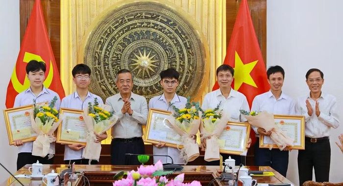 Lãnh đạo tỉnh Thanh Hóa trao Bằng khen của Chủ tịch UBND tỉnh và tặng hoa chúc mừng học sinh đoạt giải và các thầy giáo có học sinh đoạt giải.