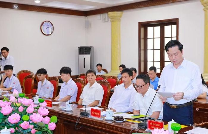 Giám đốc Sở Giáo dục và Đào tạo Đỗ Đức Quế trình bày báo cáo thành tích.
