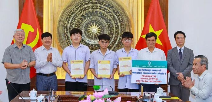Hội Khuyến học tỉnh và Công ty TNHH Lọc hóa dầu Nghi Sơn trao phần thưởng cho các em học sinh và Trường THPT chuyên Lam Sơn.