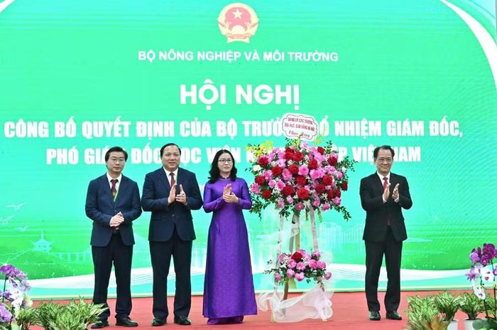 Đại diện Đảng ủy các trường đại học, cao đẳng Hà Nội chúc mừng GS.TS Nguyễn Thị Lan và Ban Giám đốc Học viện Nông nghiệp Việt Nam.