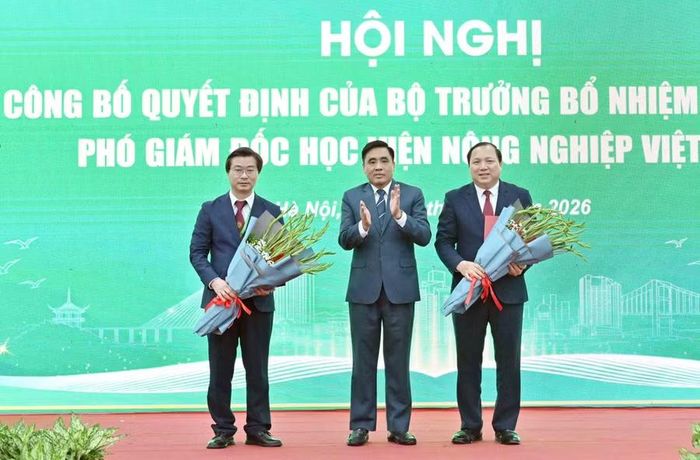 PGS.TS Vũ Ngọc Huyên và PGS.TS Nguyễn Công Tiệp nhận Quyết định tiếp tục giữ chức Phó Giám đốc Học viện Nông nghiệp Việt Nam, thời hạn 5 năm.