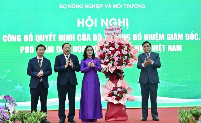 Thứ trưởng Bộ Nông nghiệp và Môi trường Nguyễn Quốc Trị (ngoài cùng bên phải) chúc mừng Ban Giám đốc Học viện Nông nghiệp Việt Nam.