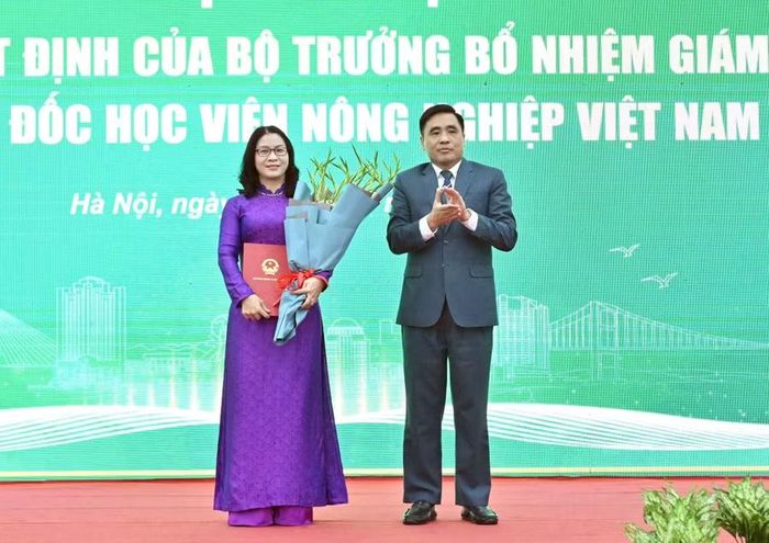 Thứ trưởng Bộ Nông nghiệp và Môi trường Nguyễn Quốc Trị trao Quyết định bổ nhiệm GS.TS Nguyễn Thị Lan giữ chức vụ Giám đốc Học viện Nông nghiệp Việt Nam, thời hạn 5 năm.