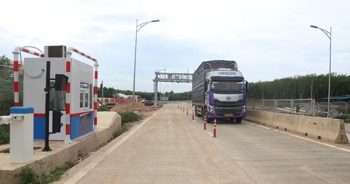 Phía các trạm đầu ra bố trí nhân viên trực và ba-ri-e để phục vụ thu phí.