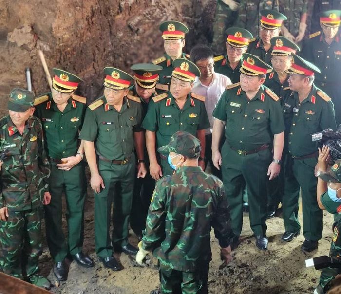 Đại tướng Nguyễn Trọng Nghĩa, Ủy viên Bộ Chính trị, Bí thư Trung ương Đảng, Ủy viên Thường vụ Quân ủy Trung ương, Chủ nhiệm Tổng cục Chính trị, kiểm tra, động viên lực lượng tìm kiếm hài cốt liệt sĩ tại công viên Lê Thị Riêng.