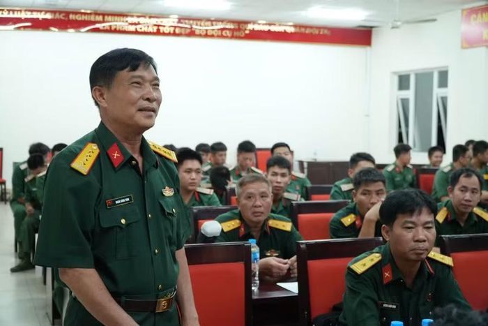 Đại tá Đoàn Đình Tinh, Đội trưởng Đội K70, phát biểu tại hội nghị.