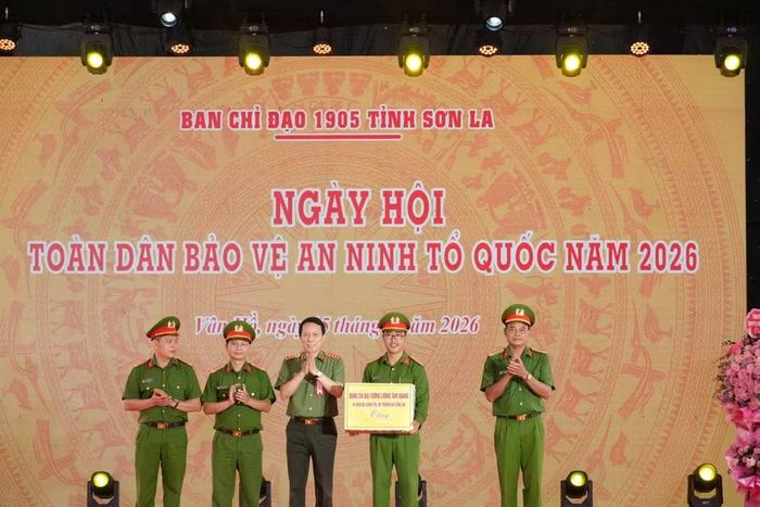 Đại tướng Lương Tam Quang, Ủy viên Bộ Chính trị, Bộ trưởng Bộ Công an tặng quà cho lực lượng Công an xã Vân Hồ.