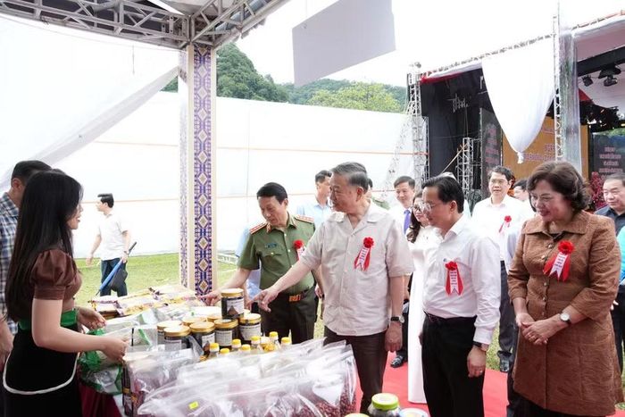 Tổng Bí thư, Chủ tịch Tô Lâm cùng Đoàn công tác tham quan gian hàng OCOP.