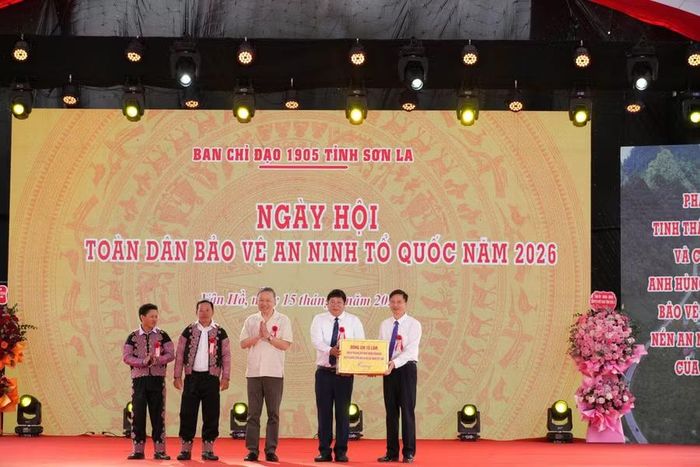 Tổng Bí thư, Chủ tịch nước Tô Lâm tặng quà cho xã Vân Hồ, tỉnh Sơn La.
