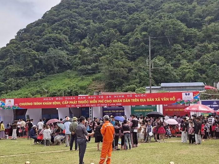 Đông đảo người dân đến dự Ngày hội toàn dân bảo vệ an ninh Tổ quốc tại bản Lóng Luông, xã Vân Hồ.