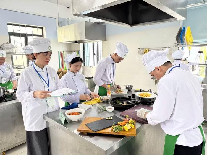 Giờ thực hành của sinh viên Trường Cao đẳng Lương thực - Thực phẩm.
